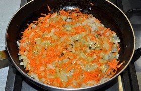 Подсыпаем тертую морковь, в том же режиме обжариваем овощи еще 5-6 минут.
