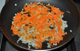 Тратим это время на подготовку  заправки  в суп. Привычно шинкуем лук и натираем (или нарезаем) морковку. В сковороде на разогретом масле в течение 6-7 минут  пассеруем  овощи, помешивая, на среднем огне. 