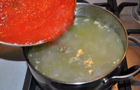 Следом вливаем томатное пюре. Бросаем лавровый лист и перец, солим.