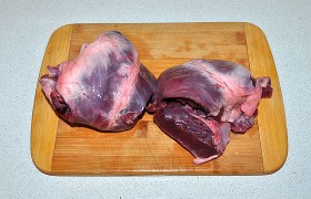 Вот такими мы получили в мясной лавке телячьи сердца весом около 900 г. В отходы уйдет 120-150 г. Разрезаем их на 2-4 части, удаляем жир, пленки, остатки сосудов и тщательно промываем. Заливаем холодной фильтрованной водой минимум на пару часов, за которые остатки крови выйдут из сердца.