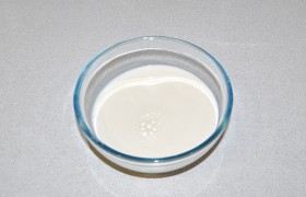 Сливки (или молоко) выливаем в миску и на минуту ставим в микроволновку, доводя почти до кипения. Этот прием помогает избежать свертывания сливок и молока.