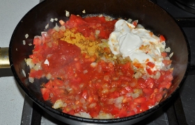 Все эти специи отправляем к луку, добавляем нарезанные мелко помидоры, сметану, соль по вкусу, томатную пасту и сахар. 
