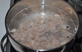 Холодной водой заливаем куски вымытого куриного мяса, бросаем перец,  варим  под крышкой, на небольшом огне, 20-25 минут. Процеживаем бульон, мясо нарезаем. 