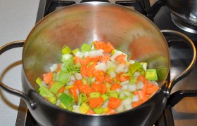 Нарезанные овощи загружаем в кастрюлю с толстым дном, где уже разогрелось на среднем огне масло. Ставим крышку, но закрываем неплотно. Помешивая каждые 1,5-2 минуты, слегка обжариваем в течение 9-10 минут.