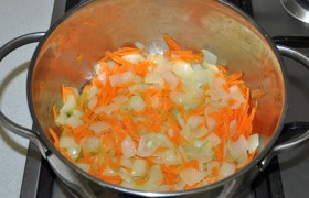Добавляем тертую морковь и пассеруем с луком 3-4 минуты.