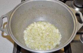 Пока разогревается растительное масло, нарезаем мелко лук и засыпаем в сковороду (или посуду для тушения). Кладем и сливочное масло. 5-6 минут обжариваем лук на среднем огне, помешивая.