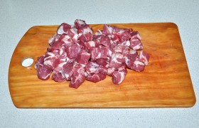 Свинину промываем, в обязательном порядке подсушиваем – это необходимо для хорошей жарки мяса. Нарезаем кубиками примерно по 20-25 мм.