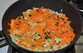 Нарезаем или натираем морковь, добавляем к луку, пассеруем вместе 4-5 минут.