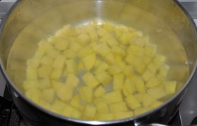 Воду для супа ставим на конфорку, нарезаем и кладем нарезанную картошку. 