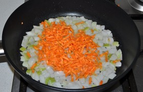 Кладем морковку, перемешиваем, пассеруем еще 3-5 минут.
