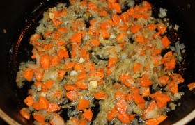 Пока закипает бульон, ставим варить яйца и шинкуем лук-морковь. Готовим  заправку : на среднем огне, перемешивая, пассеруем овощи 9-10 минут, натираем помидорку, тушим минуты 3-5.