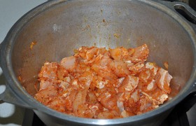 К луку всыпаем паприку и хорошо  размешиваем. Мясо добавляем к луку, солим, перемешиваем. Накрываем, оставляем  тушиться  10-12 минут. Сначала пару раз помешаем, а когда мясо выделит сок – это уже не нужно. 