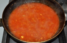 Добавляем томатную пасту, сахар и соль, посыпаем мукой (удобно – через ситечко), заливаем кипятком, перемешиваем, тушим 2-3 минуты.