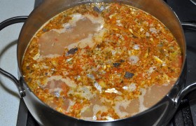 Еще 5-7 минут варки под крышкой – бросаем немного зелени, солим, выключаем. 10-15 минут потерпим, пока суп с рыбными консервами настоится, накрытый полотенцем – всё, разливаем по суповым чашкам аппетитно пахнущие порции свежего супа. И добавляем зелени.
