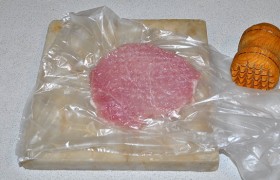 Отбиваем, как обычно: вкладываем стейк в прозрачный пакет и берем деревянный молоток. Мясо очень мягкое, сильных ударов не требует. 