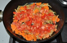 Добавляем томатную пасту, томаты, нарезанные мелким кубиком. 