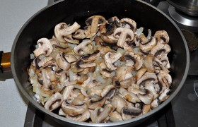 Добавляем грибы – еще 4-4,5 минуты жарим, спустя пару минут после грибов кладем огурцы.