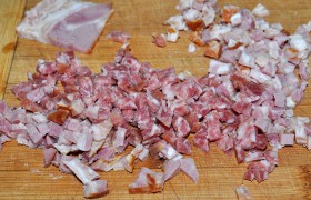 Ветчину или другие мясопродукты мелко нарезаем кубиками.