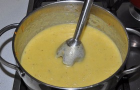 Когда кабачок готов – вынимаем куриное мясо, а овощи пюрируем с помощью блендера. Слишком густой суп разводим немного кипятком и прогреваем.