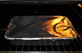 Запечатываем форму листом фольги и при температуре 200° в духовке  запекаем 35-40 минут. 