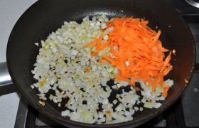 За это время подготавливаем овощи. Шинкуем лук и сельдерей, натираем морковь. Лук  пассеруем  с маслом на среднем огне, помешивая время от времени, 5-6 минут. Добавляем морковь и сельдерей, продолжаем пассеровку еще 4-5 минут. 