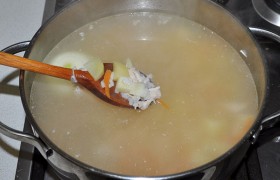 Сыплем промытый рис, варим на небольшом огне под крышкой 15 минут – и добавляем картофель. Суп приправляем, продолжаем варку 8-10 минут.