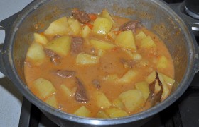 Соуса должно быть столько, сколько мы любим вкусной подливки. Тушим до готовности картофеля.