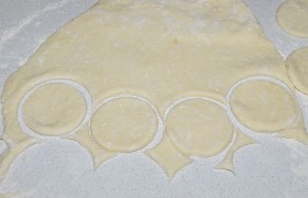 Масло в тесте снова застыло на холоде, тесто легко раскатывается. Толщину мы делаем не больше 5 мм. Вырезаем тонким стаканом кружки.