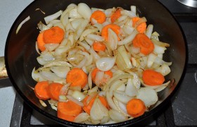 Крупно нарезаем лук и морковь,  чеснок раздавливаем  плоской стороной ножа. Обжариваем, помешивая, 3-4 минуты лук на той же сковороде. Добавляем морковь и чеснок, жарим еще 3-4 минуты.