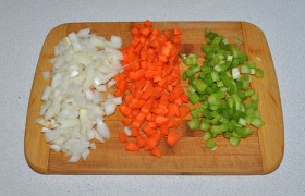 Мелким кубиком  шинкуем лук, сельдерей и морковь.