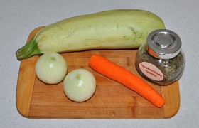 Вот к этим продуктам, из которых варим сегодня суп, мы можем, если хочется, добавить и другие овощи, к примеру, черешки сельдерея, цветную и другую капусту, фасоль...