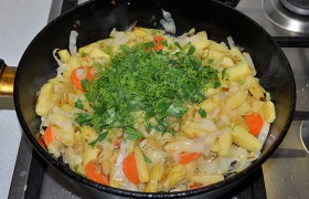 Брусочки картошки добавляем в сковороду, 8-10 минут обжариваем под крышкой, перемешивая. Проверяем на соль. Жидкости мало – подливаем чуть кипятка. Готовы овощи - выключаем и оставляем под крышкой на несколько минут. 