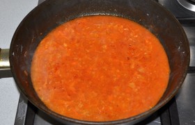 Добавляем натертый помидор, томатную пасту и сахар, немного соли, пару поварешек бульона, тушим 5 минут.