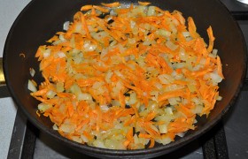 Лук, нарезанный средним кубиком, вместе с натертой морковкой  пассеруем  в разогретой смеси растительного и сливочного масла 5-7 минут, под сковородкой – средний огонь. 