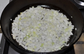 В разогретую сковороду со сливочным маслом высыпаем нашинкованную мелко луковицу, на среднем огне, помешивая,  пассеруем  7-8 минут, пока лук станет прозрачным и мягким.