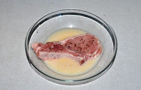 Яйцо недолго взбиваем вилкой или венчиком. Обмакиваем в него мясо.