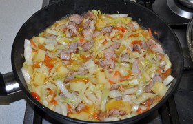 Тушим до мягкости картошки и капусты, в конце готовки кладем измельченный чеснок.