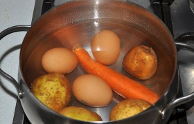 Овощи и яйца мы можем отварить вместе. Через 8-9 минут кипения вынимаем и кладем в холодную воду яйца, еще через 8-10 минут – морковь.