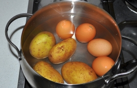 Картофель и яйца заливаем водой и ставим  варить . Яйца вынимаем и охлаждаем через 8-9 минут кипения.