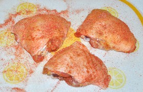 Перемешиваем в тарелке специи, обваливаем в них куски курицы, посыпаем, похлопываем ладонью, чтобы ароматные специи лучше впитались.