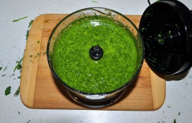 Чтобы процесс шел быстрее, а зелень максимально измельчилась, подливаем в блендер немного  масла.