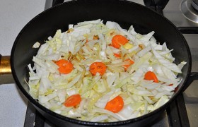Шинкуем соломкой и добавляем в сковороду капусту. Периодически перемешивая, обжариваем 3-4 минуты. Немного солим и перчим.