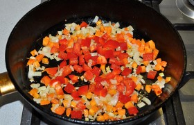 Кладем кусочки сладкого перца, овощи помешиваем еще 3-4 минуты.