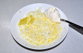 Готовим «шубку»: к мелко натертым яйцам добавляем имбирь, майонез, выжимаем 1 ст. ложку сока лимона, чуть солим и перемешиваем.