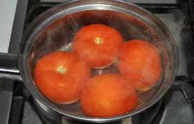 На помидорах делаем сверху надрезы, заливаем кипятком. Через минуту кожица начинает сползать – обливаем ледяной водой, легко снимаем.