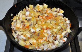 Теперь очередь грибов: кладем в сковороду с луком и морковью сливочное масло, засыпаем шампиньоны. Обжариваем 5-6 минут. Солим и перчим.