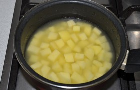 На второй конфорке ставим кастрюльку, в которой отдельно варим нарезанный кубиком картофель.