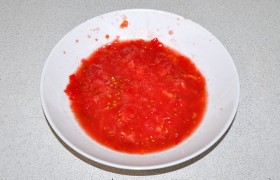 Измельчаем помидоры: делим на половинки и натираем на терке.