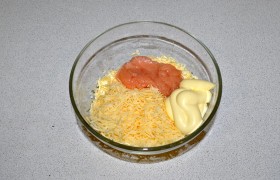 На средней или крупной в эту же миску натираем сыр. Кладем майонез и икру (потребуется от половины до двух третей баночки).
