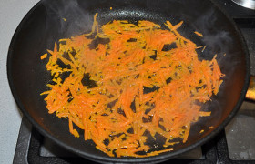 Натираем морковь, на среднем огне обжариваем, помешивая, 4-5 минут.
